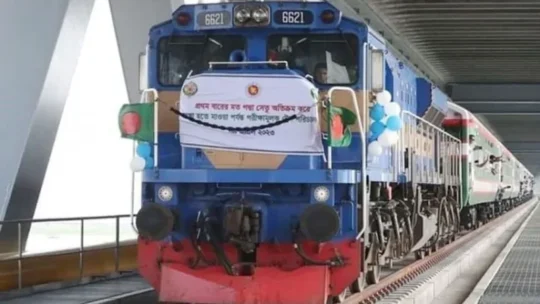 পদ্মা সেতুতে ১২০ কিলোমিটার গতিতে রওনা হয় ট্রেন