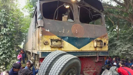 সরিষাবাড়ীতে ট্রেন-ট্রাক সংঘর্ষ, আহত তিন: ৫ ঘণ্টা পর ট্রেন চলাচল স্বাভাবিক