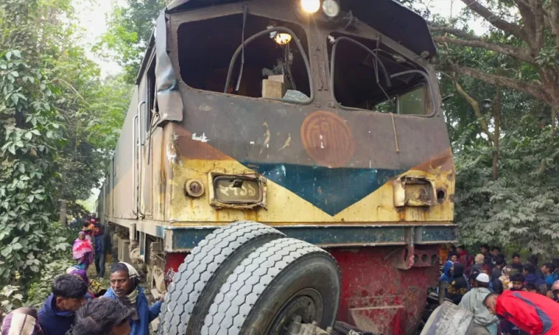 সরিষাবাড়ীতে ট্রেন-ট্রাক সংঘর্ষ, আহত তিন: ৫ ঘণ্টা পর ট্রেন চলাচল স্বাভাবিক