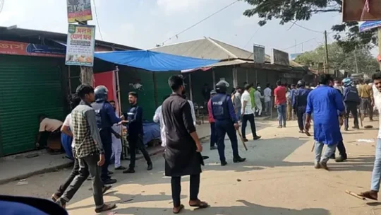 সিরাজগঞ্জে বিএনপির লিফলেট বিতরণে হামলা, আহত ১৫