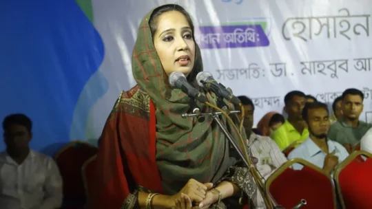 এই মেয়ে! তোমরা বাইরে কেন?