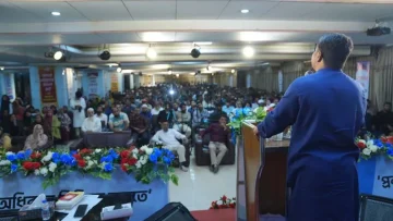 রাজধানীর আইডিইবি (IDEB) ভবনে আন্তর্জাতিক শ্রমিক দিবস উপলক্ষে হেযবুত তওহীদ আয়োজিত সম্মেলনে অংশগ্রহণকারী বিভিন্ন শ্রেণিপেশার মানুষের একাংশ।