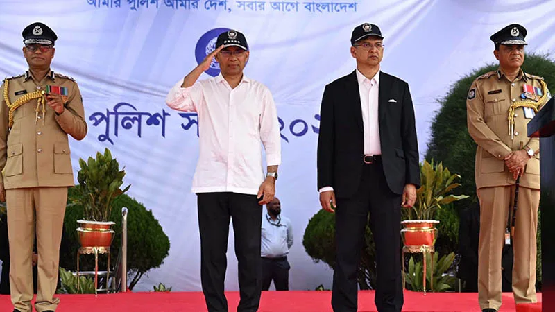 আজ রবিবার সকালে রাজারবাগ পুলিশ লাইন্স মাঠে ‘পুলিশ সপ্তাহ ২০২৬’-এর উদ্বোধনী অনুষ্ঠানে রাজারবাগ পুলিশ লাইন্স মাঠে আয়োজিত বার্ষিক প্যারেডে অভিবাদন গ্রহণ করছেন প্রধানমন্ত্রী তারেক রহমান।