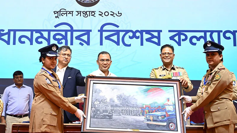 পুলিশ সপ্তাহ ২০২৬ উপলক্ষে আয়োজিত বিশেষ কল্যাণ সভায় প্রধানমন্ত্রী তারেক রহমানের হাতে একটি শিল্পকর্ম তুলে দিচ্ছেন পুলিশের মহাপরিদর্শক (আইজিপি) মো. আলী হোসেন ফকির।