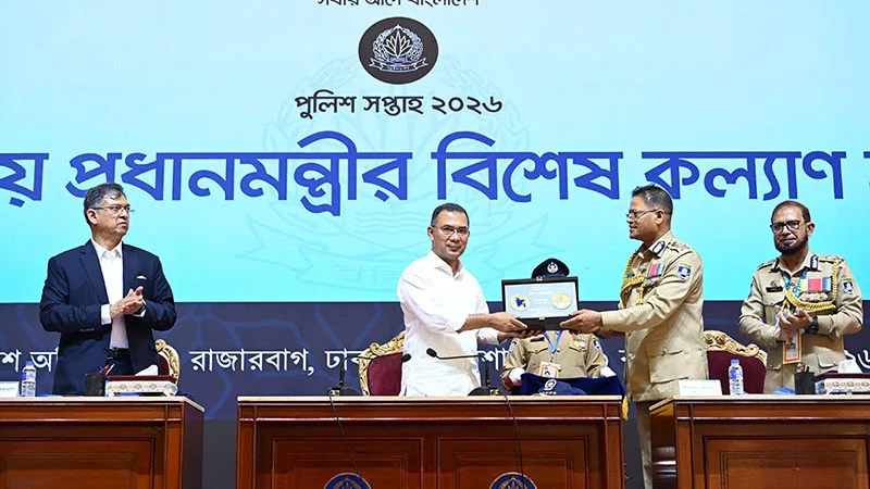 রাজারবাগ পুলিশ অডিটোরিয়ামে আয়োজিত বিশেষ কল্যাণ সভায় প্রধানমন্ত্রী তারেক রহমানকে সম্মাননা স্মারক প্রদান করেন আইজিপি মো. আলী হোসেন ফকির।