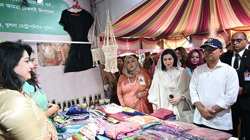 পুনাক স্টল উদ্বোধন শেষে তার সহধর্মিণী ডা. জোবাইদা রহমানকে নিয়ে স্টল পরিদর্শন করেন প্রধানমন্ত্রী তারেক রহমান।