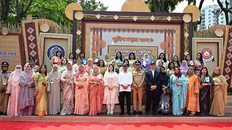 রাজারবাগ পুলিশ লাইন্সে পুনাক সদস্যদের সাথে ফটোসেশনে অংশ নেন প্রধানমন্ত্রী তারেক রহমান ও ডা. জোবাইদা রহমান।