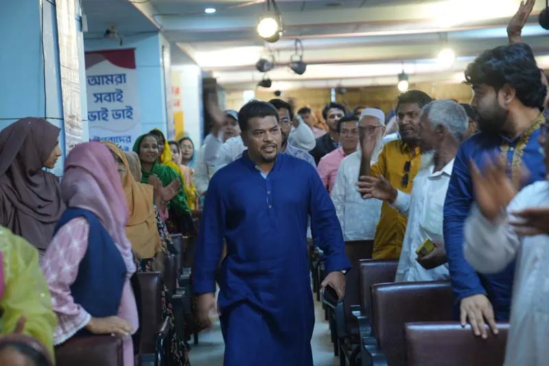 আন্তর্জাতিক শ্রমিক দিবসের সম্মেলন কক্ষে প্রবেশ করছেন হেযবুত তওহীদের শীর্ষ নেতা এমাম হোসাইন মোহাম্মদ সেলিম। এ সময় সারিবদ্ধভাবে দাঁড়িয়ে করতালির মাধ্যমে তাঁকে উষ্ণ অভ্যর্থনা জানান উপস্থিত জনতা।