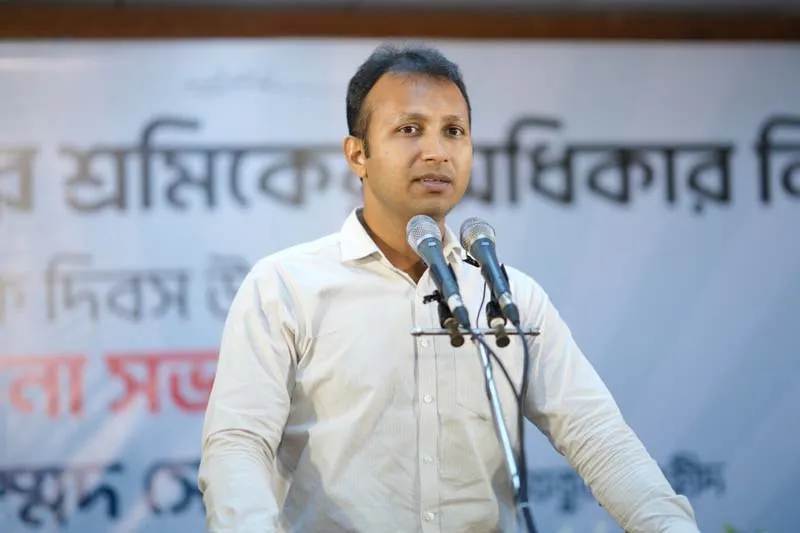 আইডিইবি ভবনে আয়োজিত আন্তর্জাতিক শ্রমিক দিবসের আলোচনা সভায় স্বাগত বক্তব্য রাখছেন অনুষ্ঠানের সভাপতি এবং হেযবুত তওহীদের যুগ্ম সাধারণ সম্পাদক ডা. মাহবুব আলম মাহফুজ।
