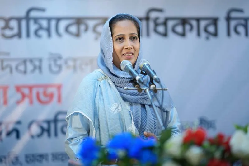 শ্রমিক দিবসের এই গুরুত্বপূর্ণ সম্মেলনে বক্তব্য প্রদান করছেন হেযবুত তওহীদের যুগ্ম সাধারণ সম্পাদক ও নারী বিভাগের প্রধান রুফায়দাহ পন্নী।
