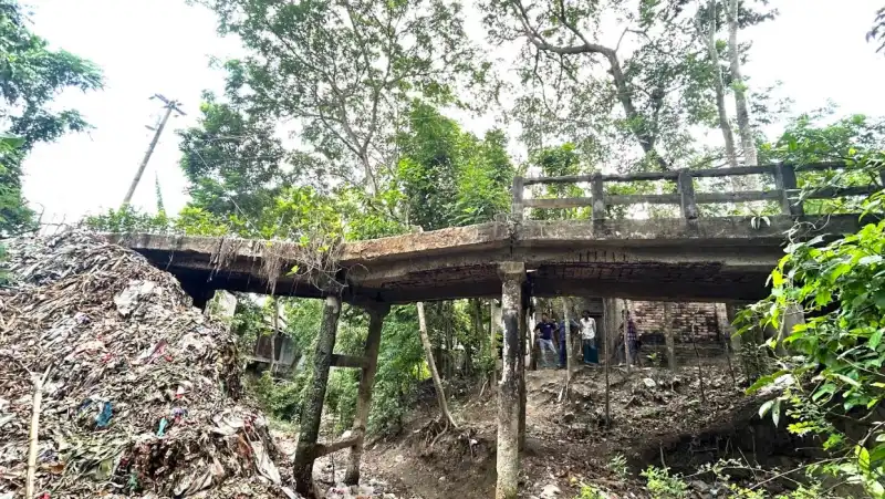 সালথায় মরণফাঁদে পরিণত হয়েছে তিন যুগের পুরোনো সেতু