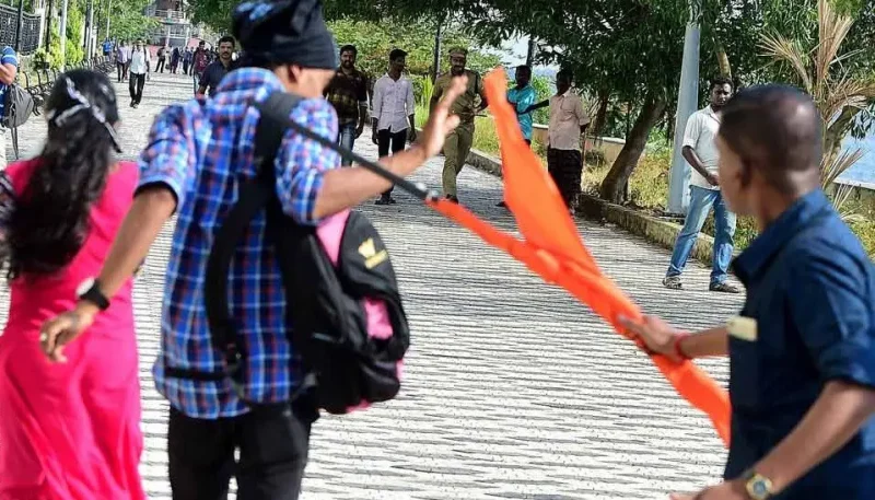 মোরাল পুলিশিং এর নামে জবরদস্তি ইসলামসম্মত নয়