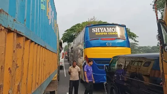 ঢাকা চট্টগ্রাম মহাসড়কে দীর্ঘ যানজট, দুর্ভোগ