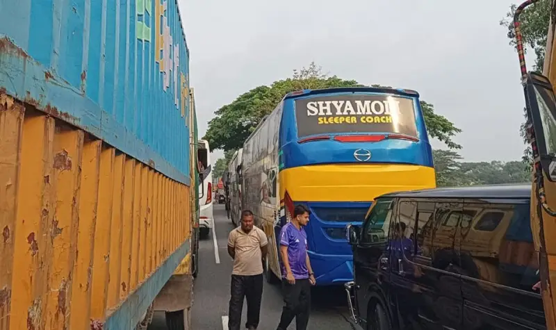 ঢাকা চট্টগ্রাম মহাসড়কে দীর্ঘ যানজট, দুর্ভোগ