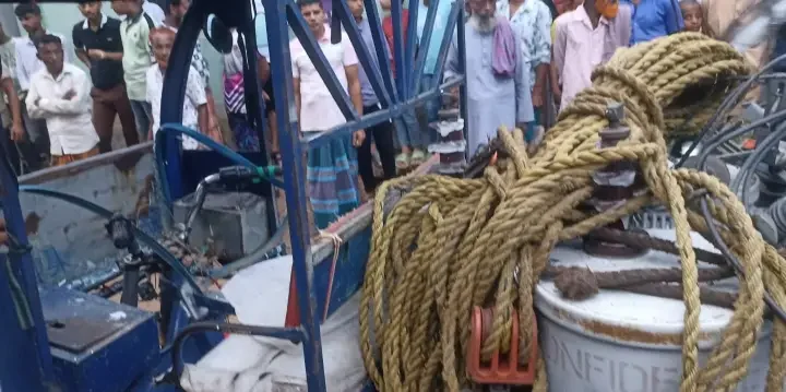 শ্রীপুরে পল্লী বিদ্যুতের গাড়িতে হামলা ও ভাঙচুর, অবরুদ্ধ কর্মকর্তাদের উদ্ধার করল পুলিশ