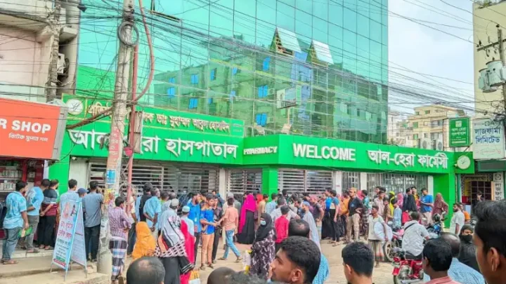 শ্রীপুরে পোশাক কারখানায় হঠাৎ অর্ধশতাধিক শ্রমিক অসুস্থ, ছুটি ঘোষণা