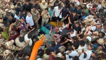 যন্তর মন্তরের পথে রাহুল প্রিয়াঙ্কাকে আটক করল পুলিশ!