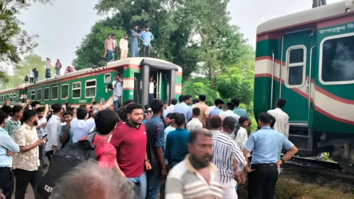যাত্রীভর্তি ৮ বগি রেখে ২ কিলোমিটার চলে গেল মোহনগঞ্জ এক্সপ্রেস!