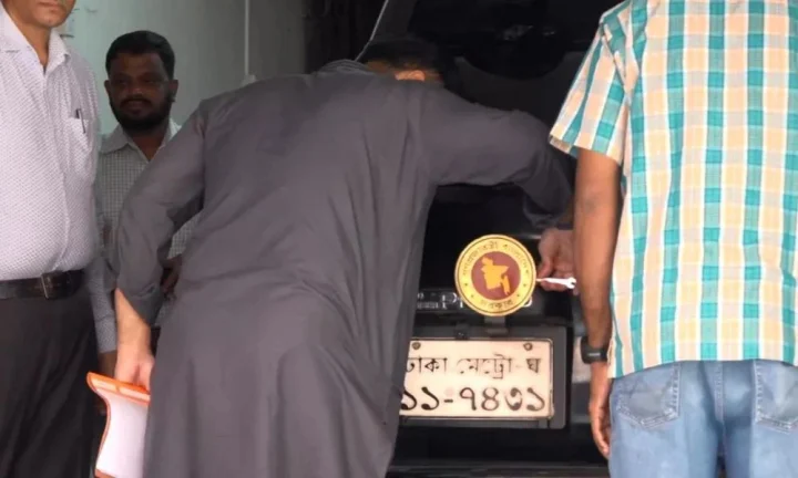 পদত্যাগের পথে ইশরাক, নিজ হাতে গাড়ি থেকে খুললেন সরকারি লোগো!