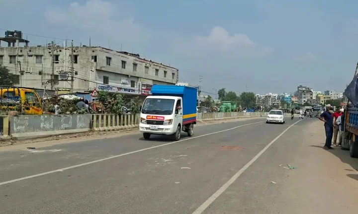 মোহাম্মদপুরে অবরোধ তুলে নিলেন অটোরিকশাচালকরা, শুরু যান চলাচল!