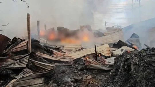 গাজীপুরে ঝুটের গুদামে ভয়াবহ আগুন, পুড়ল মসজিদ দোকান!