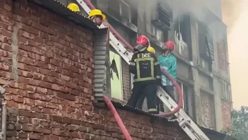তিন ঘণ্টায় মেট্রিক্স গার্মেন্টসের আগুন নিয়ন্ত্রণ, ছাদ থেকে উদ্ধার ৬৯!