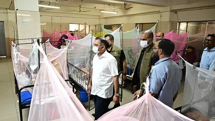 শিশু হাসপাতালে কক্ষে ধূমপান, প্রধানমন্ত্রীর নির্দেশে বরখাস্ত চিকিৎসক!