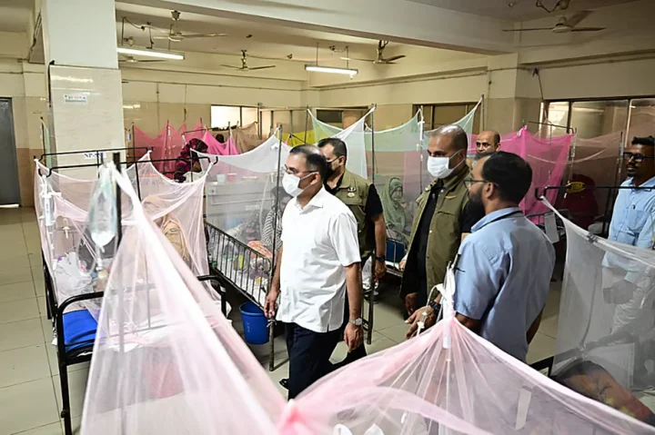 শিশু হাসপাতালে কক্ষে ধূমপান, প্রধানমন্ত্রীর নির্দেশে বরখাস্ত চিকিৎসক!