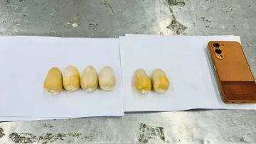 মালদ্বীপফেরত দুই যাত্রীর পায়ুপথে মিলল ৬ ‘সোনার ডিম’!