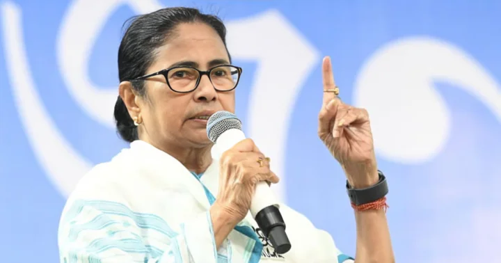 দিল্লিতে ধর্না দিতে গিয়ে আটক মমতা ব্যানার্জী!