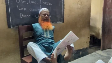 প্রধানমন্ত্রীর নির্দেশে শিক্ষক দুখু মিয়ার পাশে জেলা প্রশাসন!