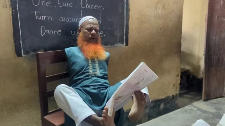 প্রধানমন্ত্রীর নির্দেশে শিক্ষক দুখু মিয়ার পাশে জেলা প্রশাসন!