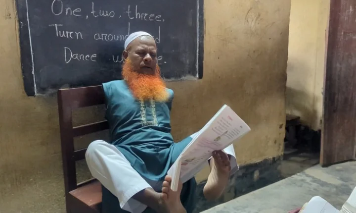 প্রধানমন্ত্রীর নির্দেশে শিক্ষক দুখু মিয়ার পাশে জেলা প্রশাসন!