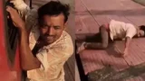 চলন্ত ট্রেনে মোবাইল চুরির চেষ্টা, জানালায় ঝুলিয়ে রাখলেন যাত্রীরা!