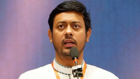 ওসমান হাদির কবর নিয়ে রাজনীতি, বিএনপিকে নিশানা করে পাটওয়ারীর পোস্ট!