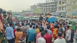 মোহাম্মদপুর চার রাস্তার মোড়ে অটোরিকশা চালকদের অবরোধ, তীব্র যানজট!