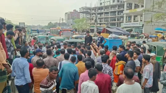 মোহাম্মদপুর চার রাস্তার মোড়ে অটোরিকশা চালকদের অবরোধ, তীব্র যানজট!
