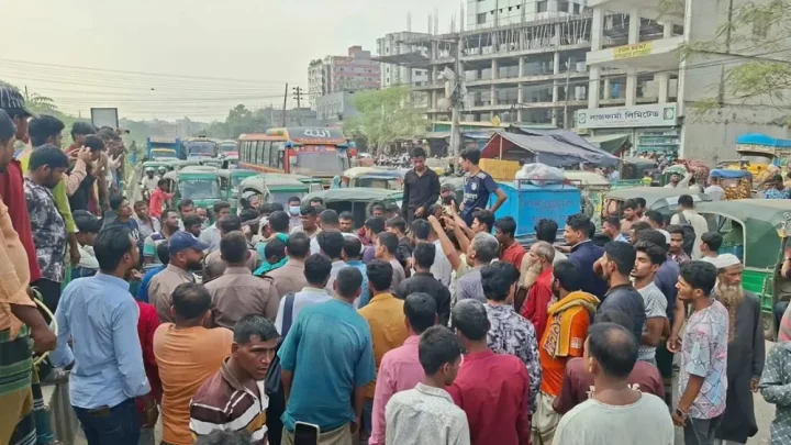 মোহাম্মদপুর চার রাস্তার মোড়ে অটোরিকশা চালকদের অবরোধ, তীব্র যানজট!