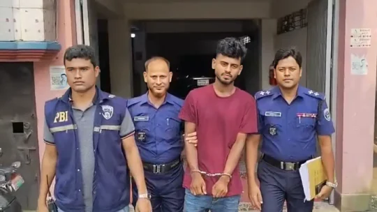 আড়াই বছর পর বাসের হেলপার নিহতের ঘটনায় কাভার্ড ভ্যানচালক গ্রেপ্তার!