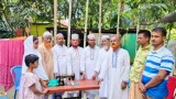 বিএনপি নেতার বিধবা স্ত্রীকে সেলাই মেশিন উপহার দিল জামায়াত!