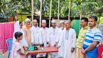 বিএনপি নেতার বিধবা স্ত্রীকে সেলাই মেশিন উপহার দিল জামায়াত!