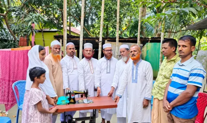 বিএনপি নেতার বিধবা স্ত্রীকে সেলাই মেশিন উপহার দিল জামায়াত!
