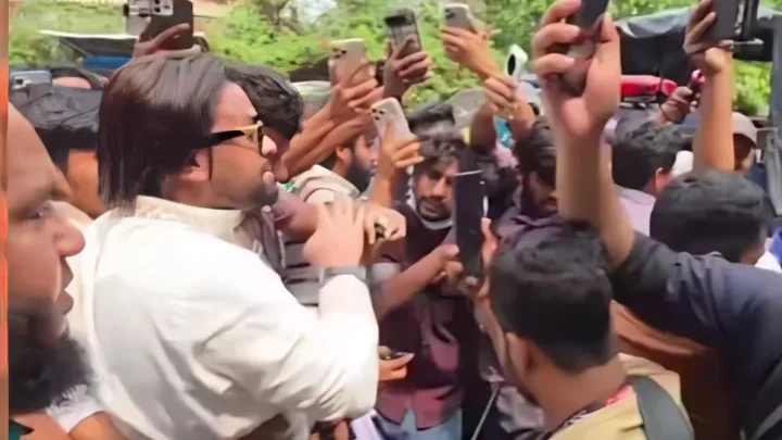 রবীন্দ্রনাথের গ্রাফিতিতে কালি, রাষ্ট্রদ্রোহ মামলায় গ্রেপ্তার ৪!