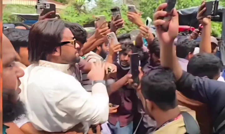 রবীন্দ্রনাথের গ্রাফিতিতে কালি, রাষ্ট্রদ্রোহ মামলায় গ্রেপ্তার ৪!