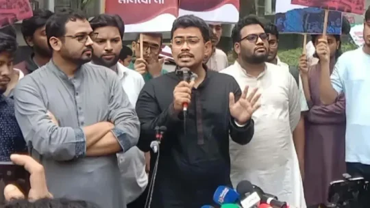 বিএনপির সমালোচনায় ডাকসু ভিপি, পায়ের নিচে আর মাটি নেই!
