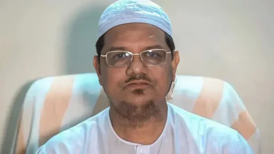 ১৪ দিনের সফরে যুক্তরাষ্ট্রের উদ্দেশে ঢাকা ছাড়লেন চরমোনাই পীর!