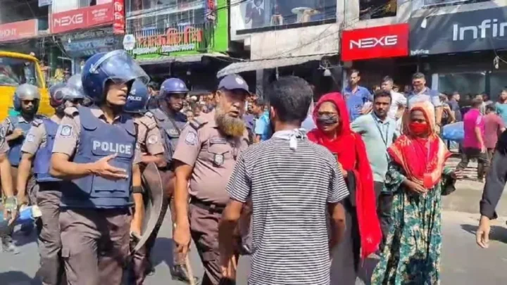 গাজীপুরে ৩ ঘণ্টা পর মহাসড়ক ছাড়লেন পোশাকশ্রমিকেরা!