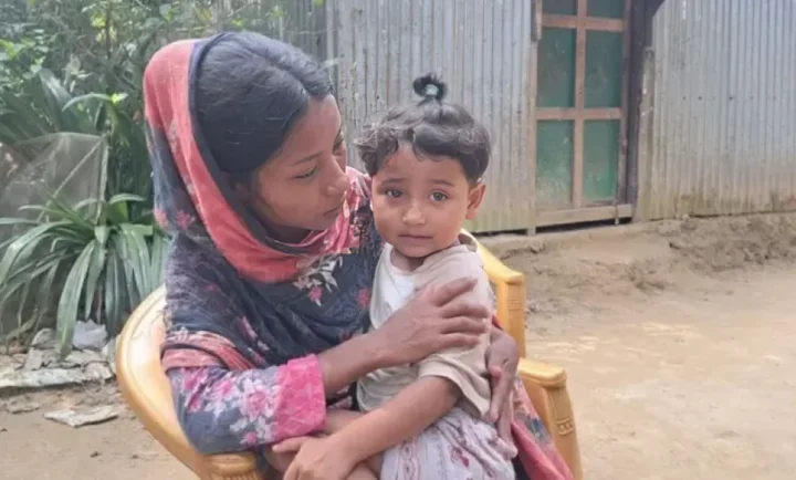 বাবা ফিরবেন ভেবে মাকে সান্ত্বনা দেয় চার বছরের প্রান্থি!