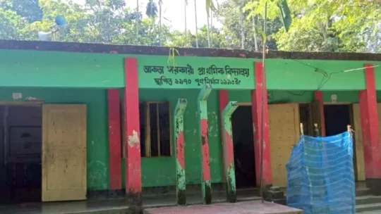 ধস্তাধস্তির ঘটনায় শিক্ষক দম্পতিকে বদলি দুই প্রান্তের দুই বিদ্যালয়ে!