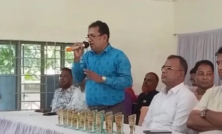 স্কুলে নামাজ নিয়ে বক্তব্য, ভাইরাল ভিডিওতে বিতর্কে হিন্দু প্রধান শিক্ষক!